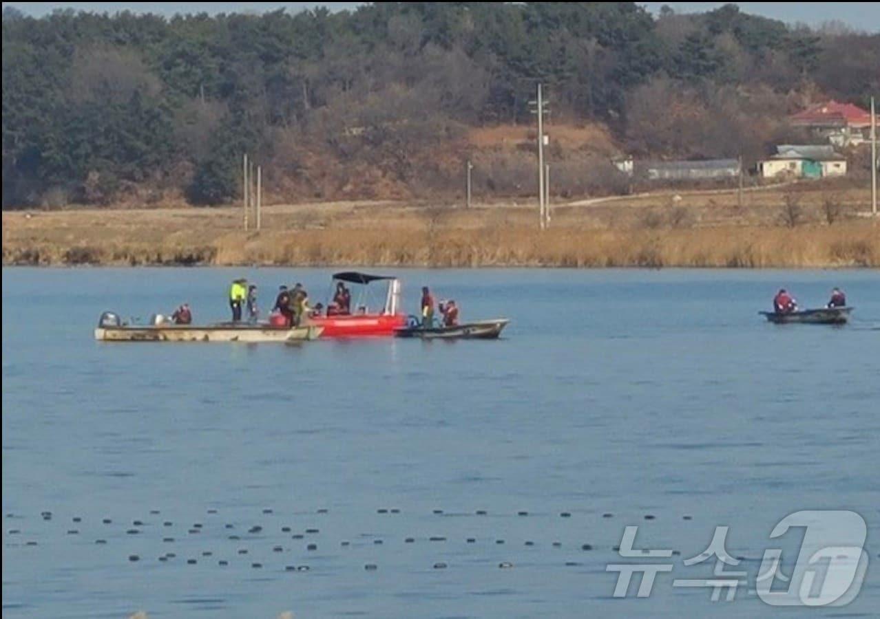 본문 이미지 -  지난 1월 2일 소방당국이 충남 당진 대호저수지에서 어선침몰 실종된 태국국적 선원 2명에 대한 수색 작업을 벌이고 있다.(당진소방서 제공. 재판매 및 DB금지) /뉴스1