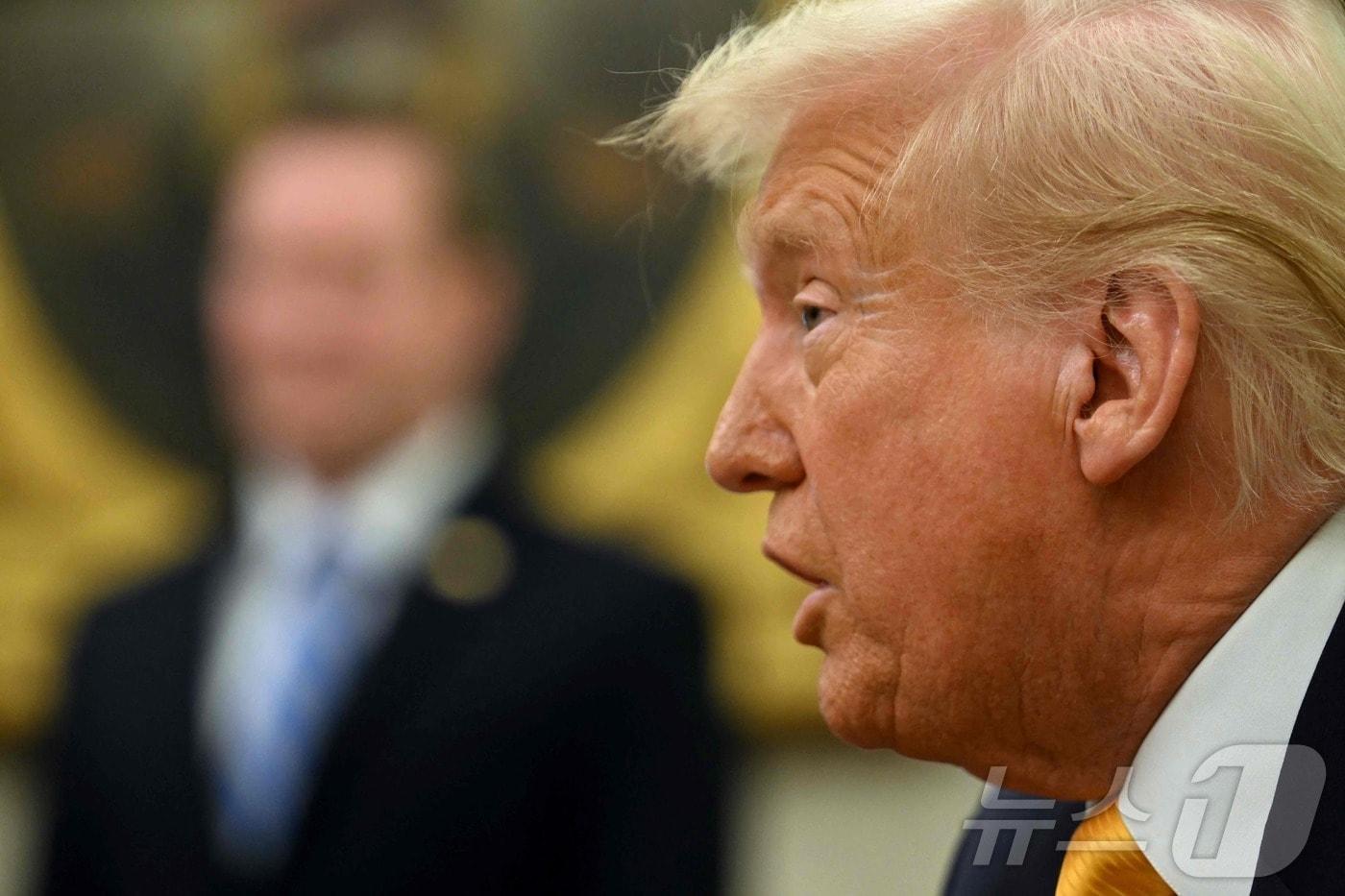 도널드 트럼프 미국 대통령이 지난 3월 워싱턴 백악관에서 취재진을 만나 &#34;캐나다산 목재와 낙농제품에 대해 &#39;상호관세&#39;를 이르면 이날 중 250% 부과할 것＂이라고 말하고 있다. 2025.03.08 ⓒ AFP=뉴스1 ⓒ News1 우동명 기자