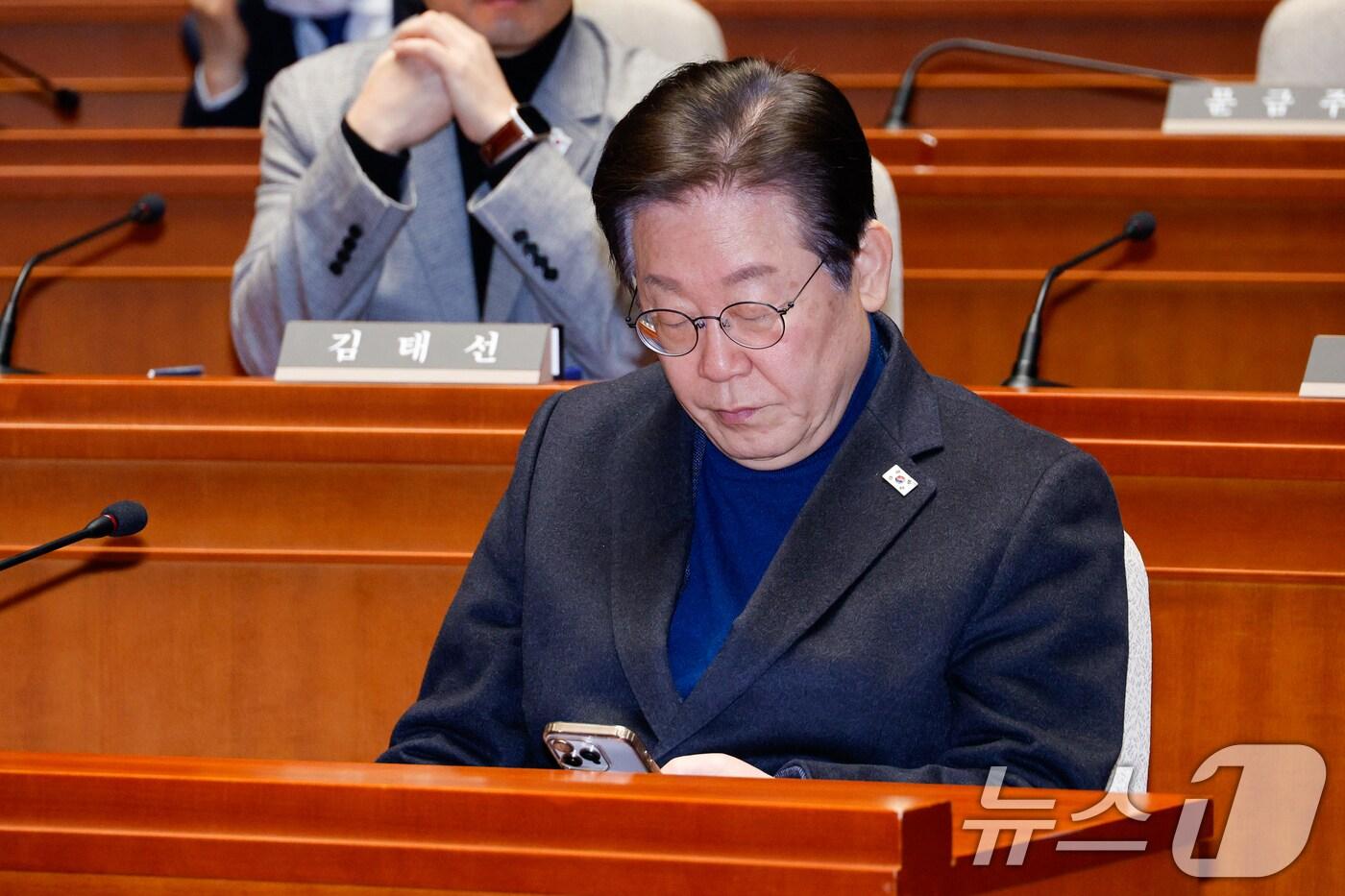 이재명 더불어민주당 대표가 8일 오전 서울 여의도 국회에서 법원의 윤석열 대통령 구속취소 인용과 관련해 열린 비상 의원총회에 참석하고 있다. 2025.3.8/뉴스1 ⓒ News1 안은나 기자