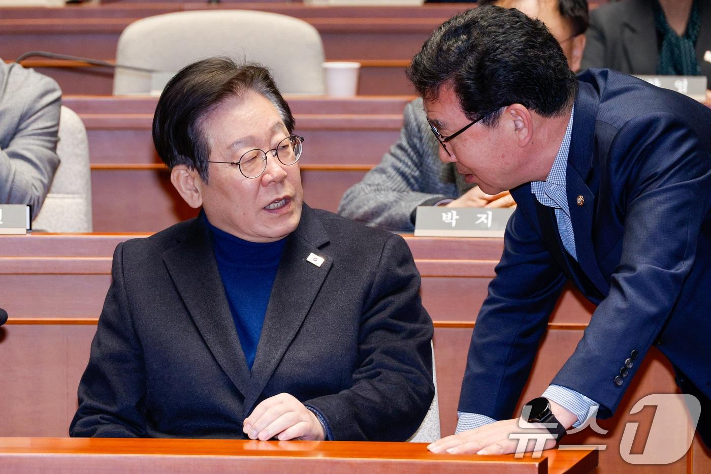 이재명 더불어민주당 대표가 8일 오전 서울 여의도 국회에서 법원의 윤석열 대통령 구속취소 인용과 관련해 열린 비상 의원총회에 참석해 신정훈 의원과 대화하고 있다. 2025.3.8/뉴스1 ⓒ News1 안은나 기자