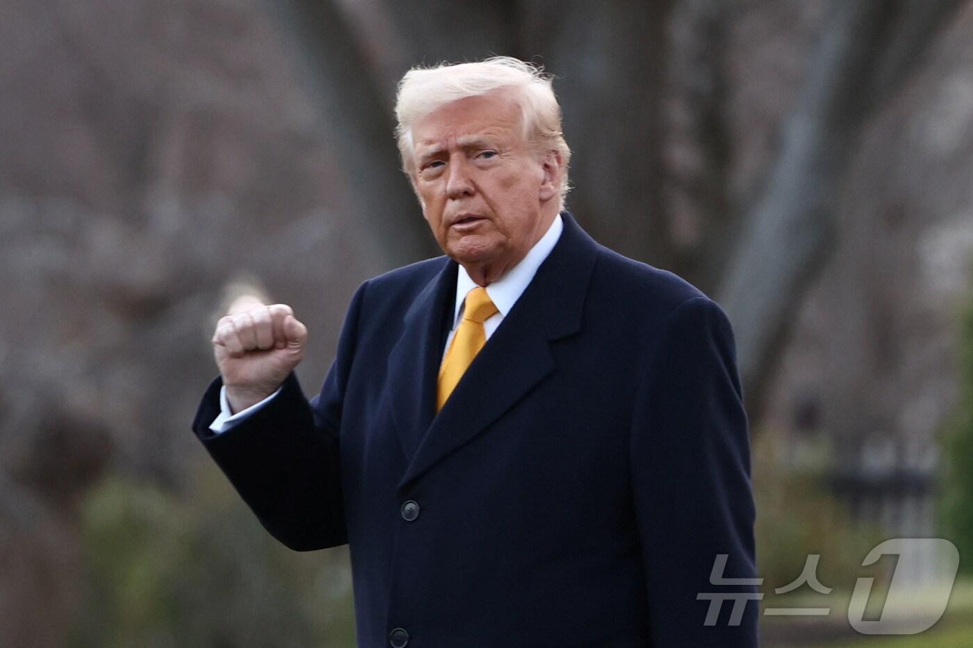 본문 이미지 - 도널드 트럼프 미국 대통령이 7일(현지시간) 미국 워싱턴DC 백악관에서 플로리다주로 향하기 위해 마린원으로 이동하면서 주먹을 들어보이고 있다. 2025.03.07 ⓒ 로이터=뉴스1 ⓒ News1 정지윤 기자