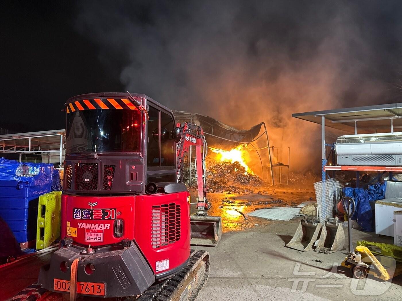 본문 이미지 - 8일 오전 2시59분쯤 충북 청주시 청원구 한 마트 창고에서 불이나 2시간 20분 만에 진화됐다.(청주동부소방서 제공. 재판매 및 DB금지)