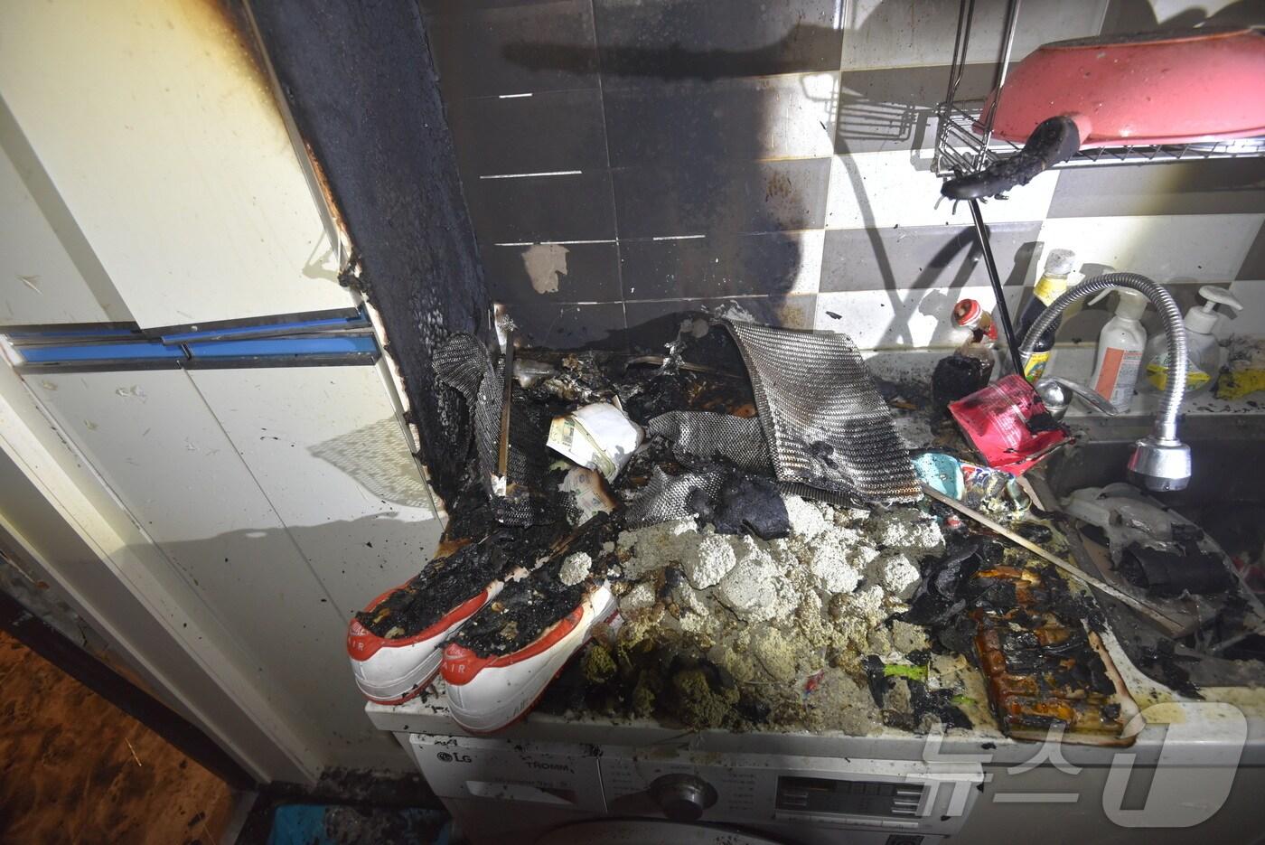 8일 오전 1시 20분께 대전 서구 괴정동의 4층짜리 다가구 주택 3층에서 화재가 발생해 화재시작 18분 만에 진화됐다.(둔산소방서 제공. 재판매 및 DB금지) /뉴스1 