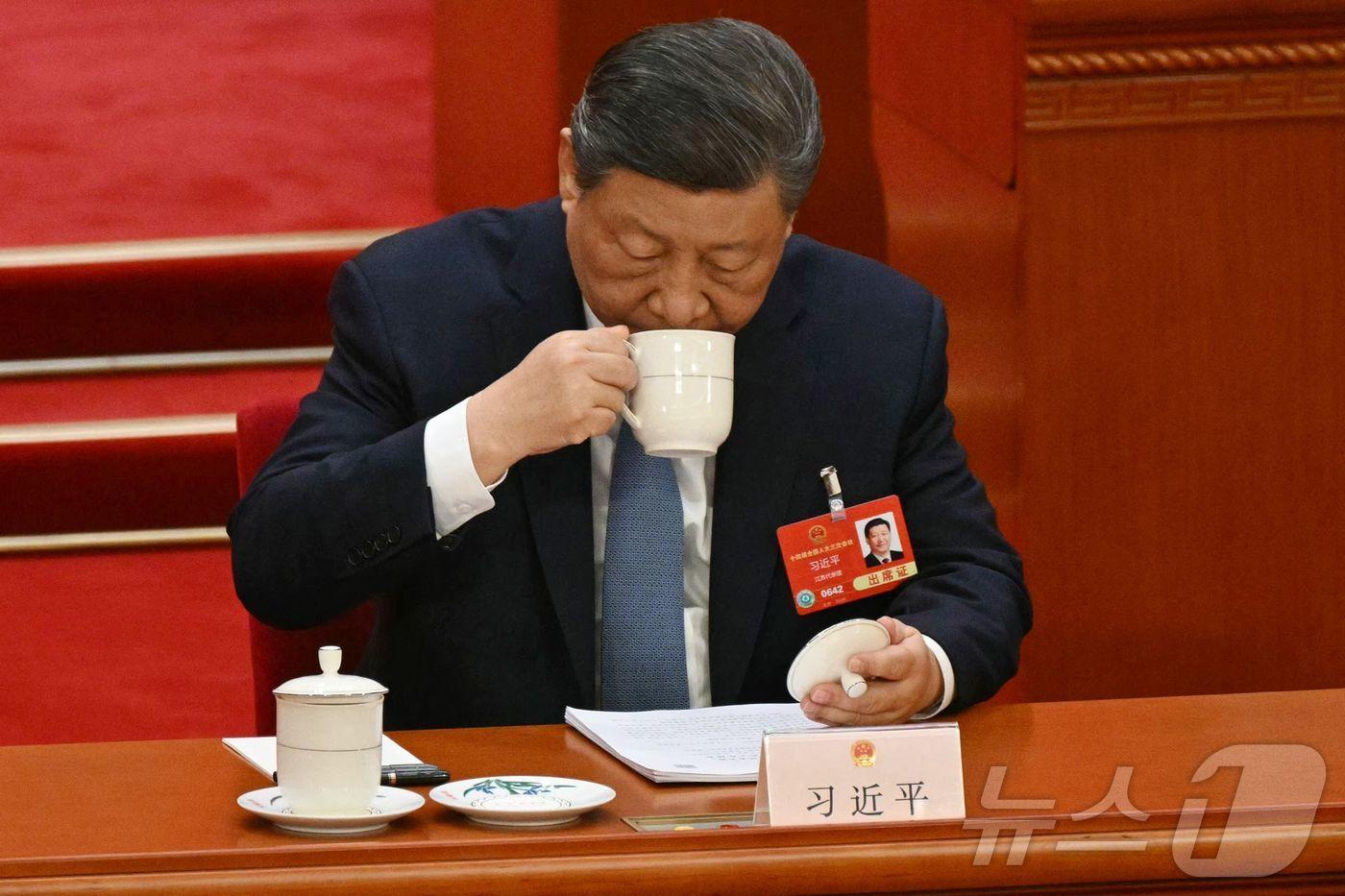 시진핑 중국 국가주석이 8일&#40;현지시간&#41; 베이징 인민대회당에서 열린 전국인민대표대회&#40;전인대&#41; 둘째 날 회의에 참석해 차를 마시고 있다. 2025.03.08 ⓒ AFP=뉴스1 ⓒ News1 우동명 기자