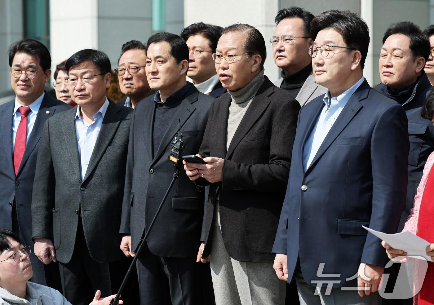 본문 이미지 - 권영세 국민의힘 비상대책위원장이 8일 서울 서초구 대검찰청 앞에서 열린 비상의원총회에서 윤석열 대통령의 즉각 석방을 촉구하는 발언을 하고 있다. 2025.3.8/뉴스1 ⓒ News1 오대일 기자