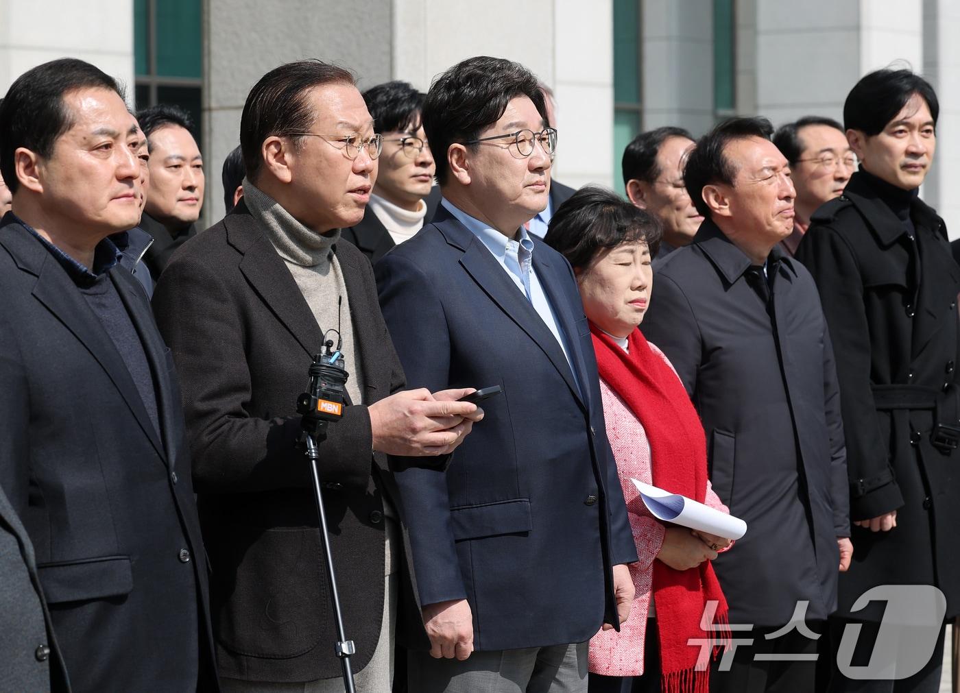 본문 이미지 - 권영세 국민의힘 비상대책위원장이 8일 서울 서초구 대검찰청 앞에서 열린 비상의원총회에서 윤석열 대통령의 즉각 석방을 촉구하는 발언을 하고 있다. 2025.3.8/뉴스1 ⓒ News1 오대일 기자
