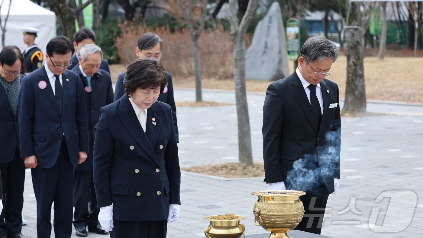 강정애 국가보훈부 장관이 대전 서구 3·8민주의거기념탑을 찾아 묵념하고 있다. (국가보훈부 제공, 재판매 및 DB 금지) 2025.3.8/뉴스1