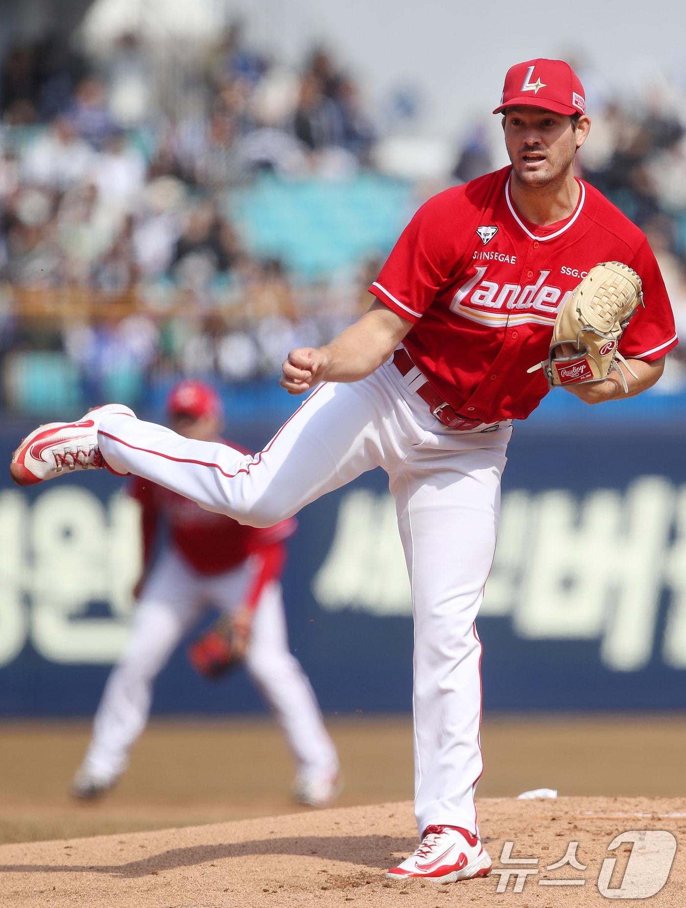 본문 이미지 - 8일 오후 대구 삼성라이온즈파크에서 열린 프로야구 '2025 신한 SOL 뱅크 KBO 리그' SSG 랜더스와 삼성 라이온즈의 시범경기, 1회말 SSG 선발 앤더슨이 역투하고 있다. 2025.3.8/뉴스1 ⓒ News1 공정식 기자