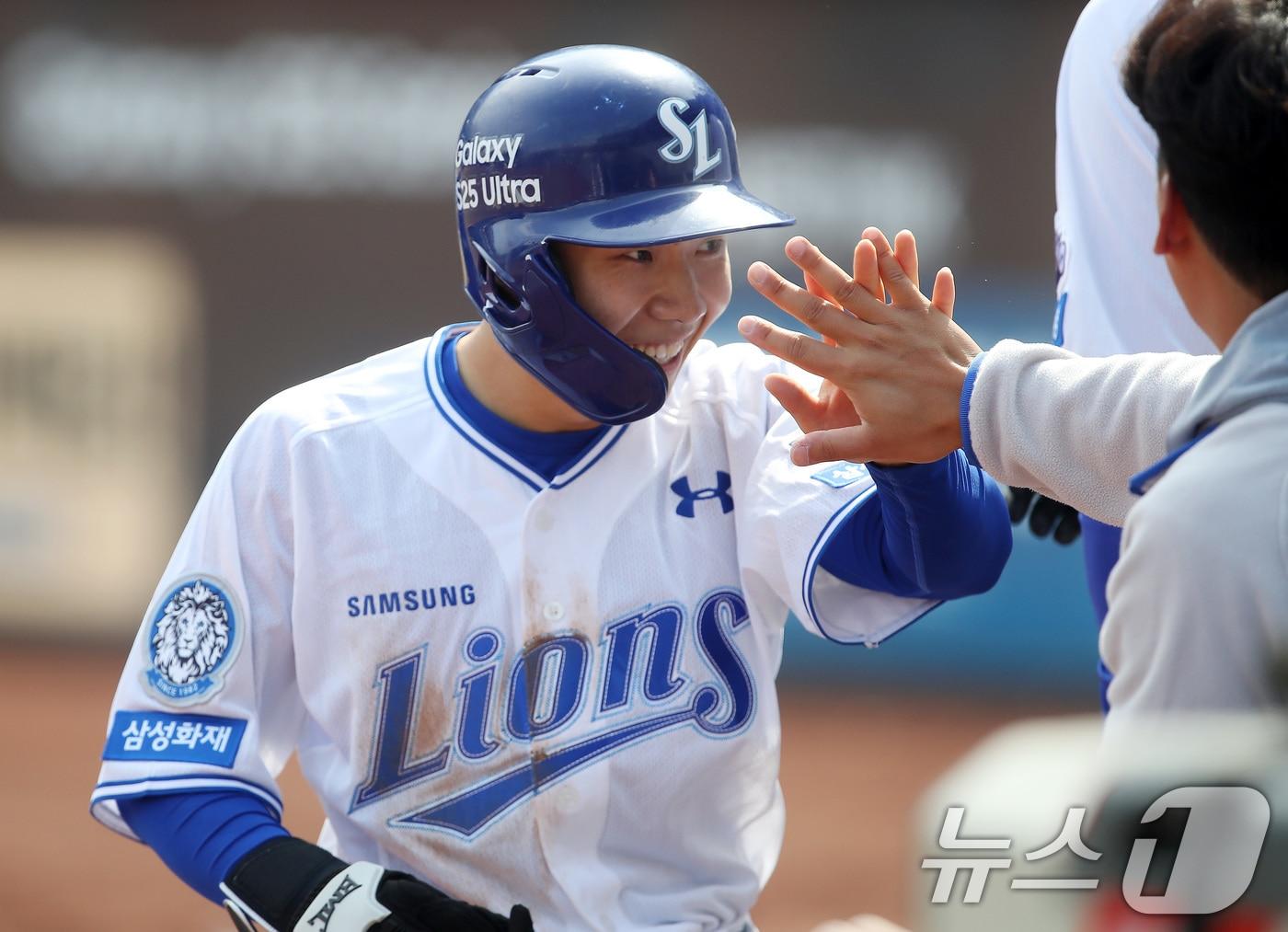 본문 이미지 - 8일 오후 대구 삼성라이온즈파크에서 열린 프로야구 '2025 신한 SOL 뱅크 KBO 리그' SSG 랜더스와 삼성 라이온즈의 시범경기, 1회말 1사 3루 상황 삼성 3번타자 구자욱의 우익수 방면 희생플라이 때 3루주자 김지찬이 홈을 밟아 득점에 성공한 뒤 동료들의 축하를 받고 있다. 2025.3.8/뉴스1 ⓒ News1 공정식 기자