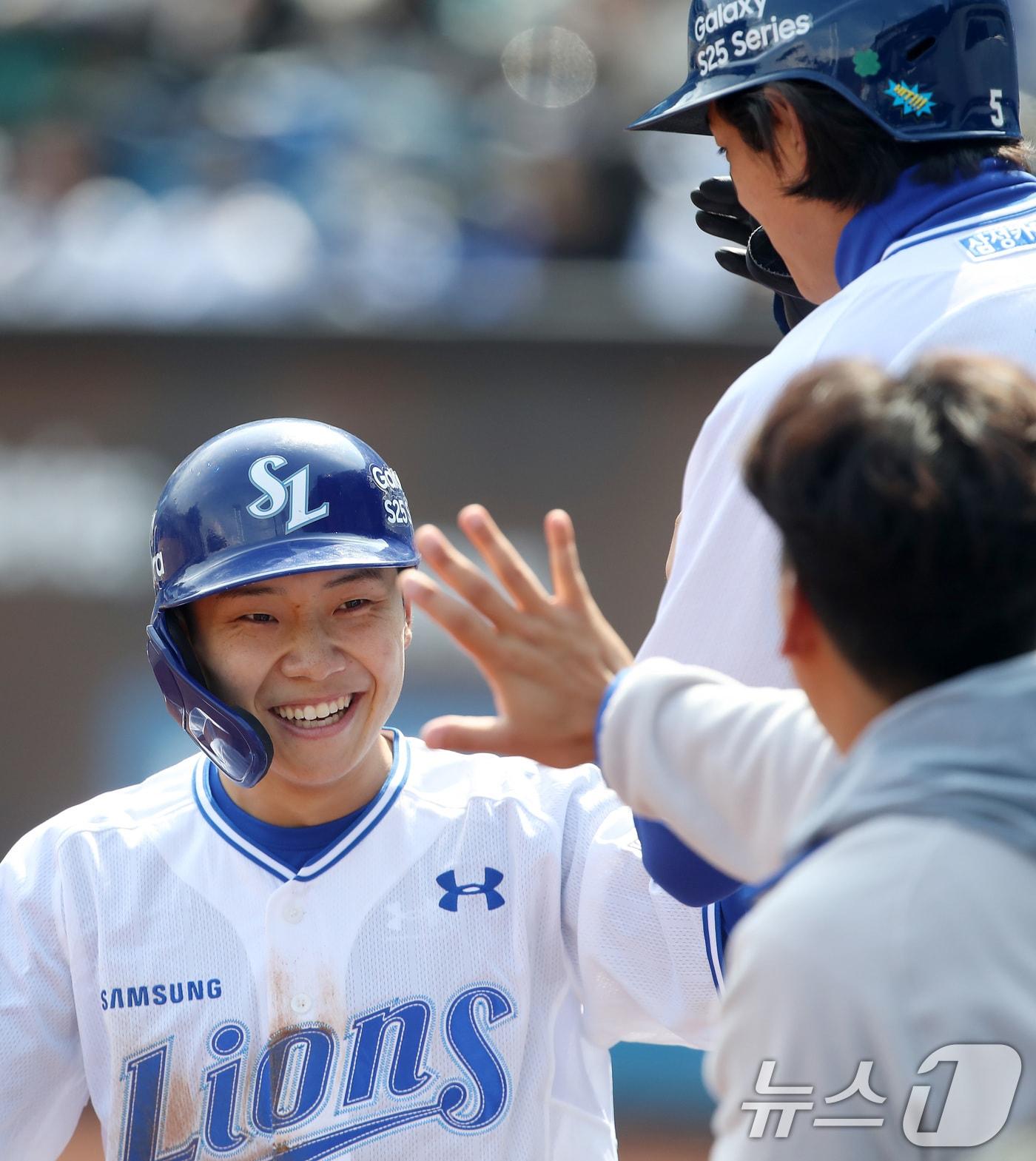 본문 이미지 - 8일 오후 대구 삼성라이온즈파크에서 열린 프로야구 '2025 신한 SOL 뱅크 KBO 리그' SSG 랜더스와 삼성 라이온즈의 시범경기, 1회말 1사 3루 상황 삼성 3번타자 구자욱의 우익수 방면 희생플라이 때 3루주자 김지찬이 홈을 밟아 득점에 성공한 뒤 동료들의 축하를 받고 있다. 2025.3.8/뉴스1 ⓒ News1 공정식 기자