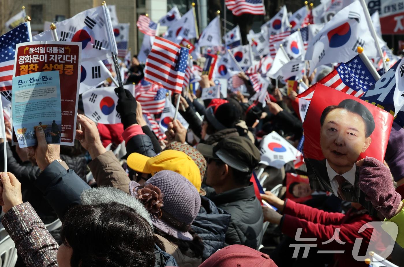 법원의 윤석열 대통령 구속 취소 결정 이후 첫 주말인 8일 오후 광화문 광장 일대에서 열린 자유통일을 위한 국민대회에서 참가자들이 윤 대통령 탄핵 기각을 촉구하고 있다. 2025.3.8/뉴스1 ⓒ News1 이동해 기자