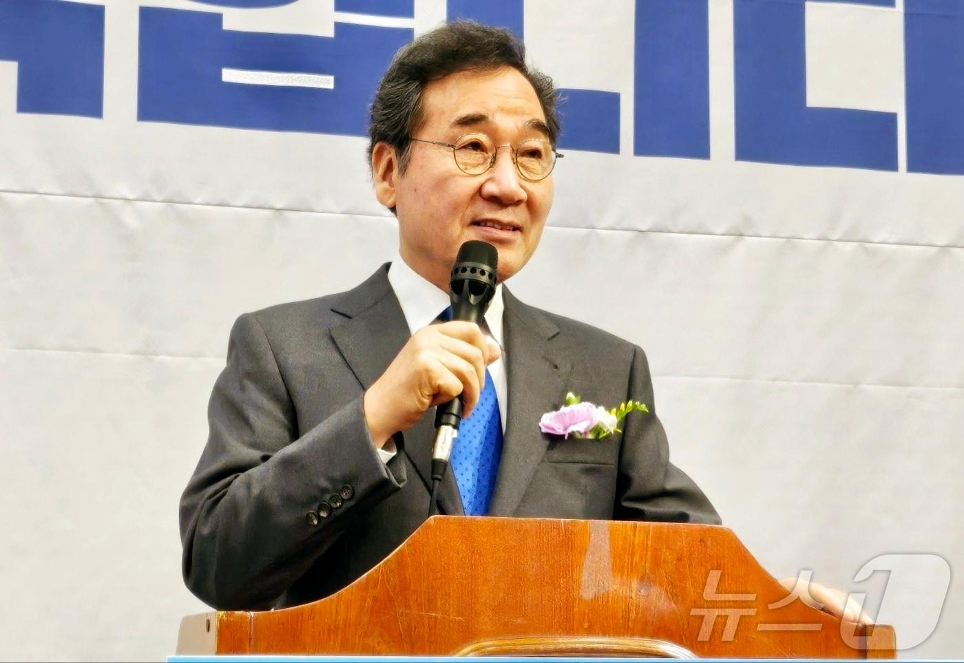 본문 이미지 - 이낙연 전 국무총리(새미래민주당 상임고문)가 8일 오후 대구 중구 대구YMCA 강당에서 '망국정치와 결별 이낙연이 시작합니다'를 주제로 시국 강연을 하고 있다. 2025.3.8/뉴스1 ⓒ News1 남승렬 기자