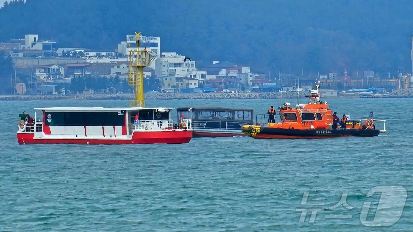 8일 오후 경북 포항해양경찰서 구조대가 송도해수욕장 앞 바다에서 기관 고장으로 멈춰선 포항운하크루즈 여객선에 타고 있던 승객을 구조하기 위해 출동하고 있다. 이날 사고는 해경과 선사 측의 신속한 조치로 인명 피해없이 마무리 됐다. 2025.3.8/뉴스1 ⓒ News1 최창호 기자