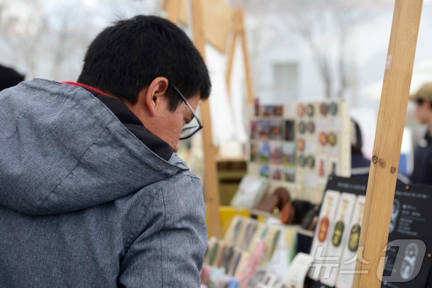 본문 이미지 - 8일 경북 경주시 보문단지 경주컨벤션센터(HICO) 야외에 마련된 투명 돔 공연장에서 APEC 참가자가 경주를 콘텐츠로 만든 상품을 보고 있다. .2025.3.8/뉴스1 ⓒ News1 이성덕 기자