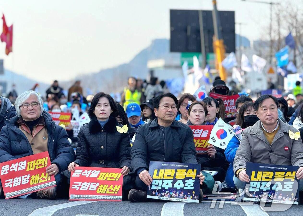 본문 이미지 - 강기정 광주시장이 8일 오후 서울 종로구 안국동 네거리에서 열린 '야5당 공동 내란종식·민주헌정 수호를 위한 윤석열 파면 촉구 범국민대회'에 참가하고 있다. (강기정 시장 측 제공. 재판매 및 DB 금지) 2025.3.8/뉴스1 ⓒ News1 박준배 기자