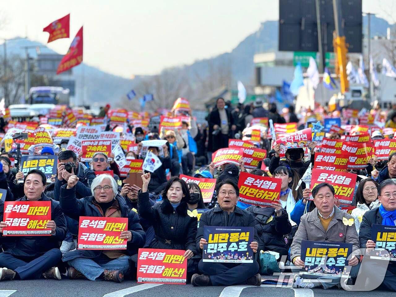 본문 이미지 - 강기정 광주시장이 8일 오후 서울 종로구 안국동 네거리에서 열린 '야5당 공동 내란종식·민주헌정수호를 위한 윤석열 파면 촉구 범국민대회'에 참가하고 있다. (강기정 시장 측 제공. 재판매 및 DB 금지) 2025.3.8/뉴스1 ⓒ News1 박준배 기자