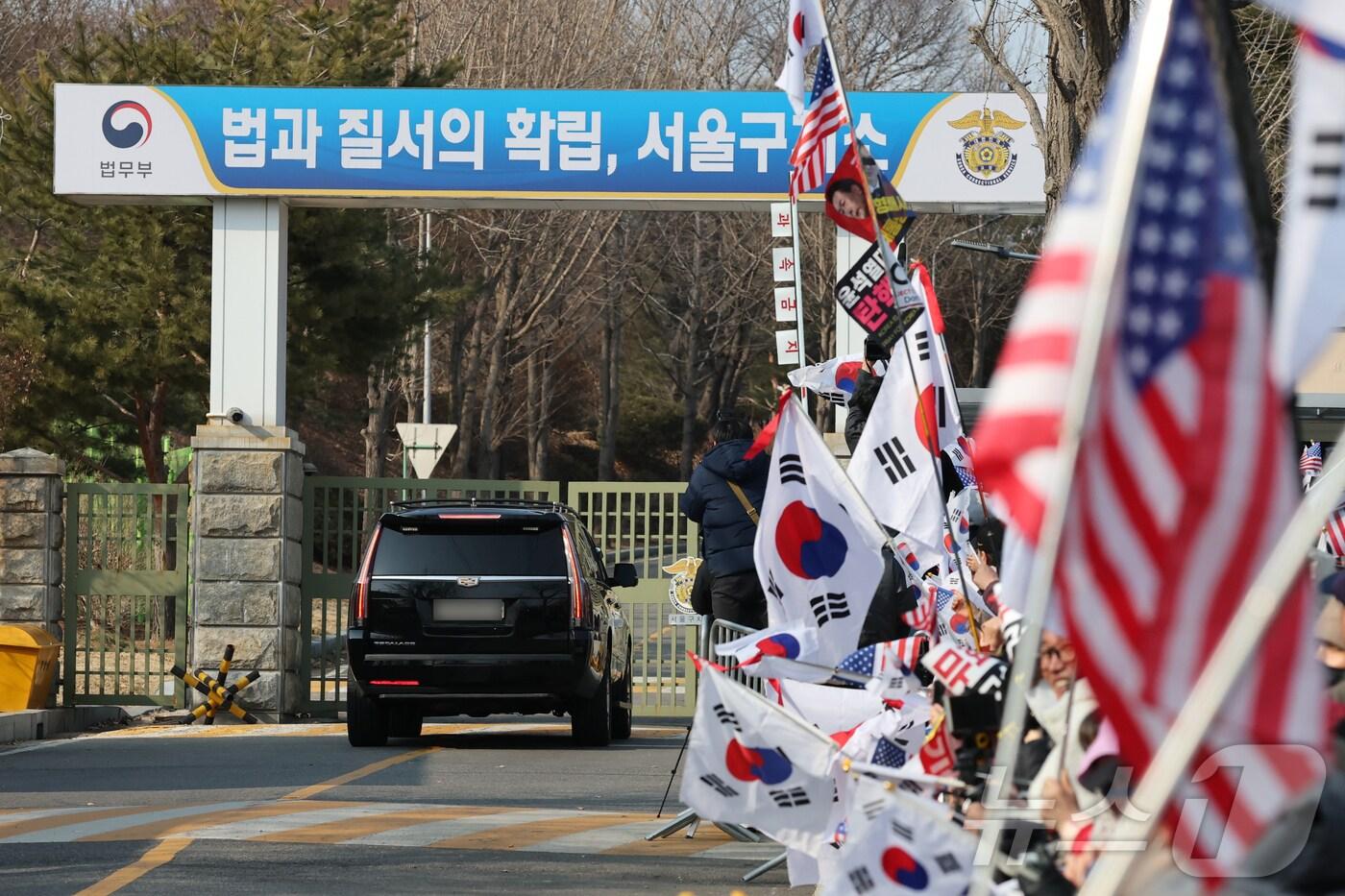 대검찰청이 윤석열 대통령의 구속취소 청구를 인용한 법원의 판단을 수용해 즉시 항고를 포기하고 석방 지휘를 지시한 것으로 알려진 8일 오후 경기 의왕시 서울구치소에서 대통령 경호처 차량이 정문을 통과해 들어가고 있다. 2025.3.8/뉴스1 ⓒ News1 오대일 기자