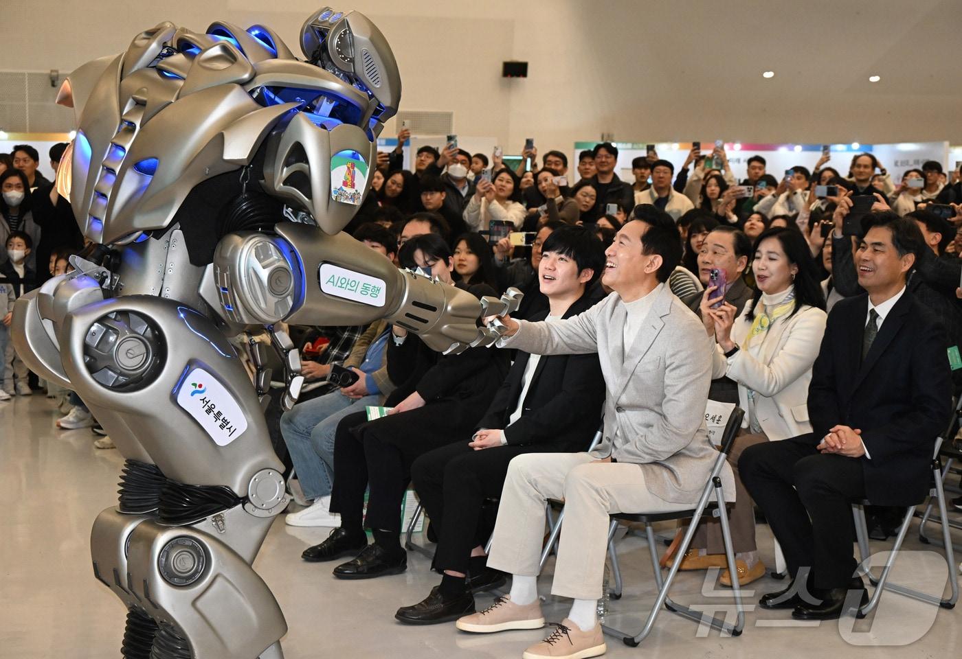 본문 이미지 - 오세훈 서울시장이 8일 오후 DDP에서 열린 '서울AI페스타 2025' 개막식에서 세계 최대 휴머노이드 로봇 타이탄과 악수를 하고 있다.(서울시 제공)