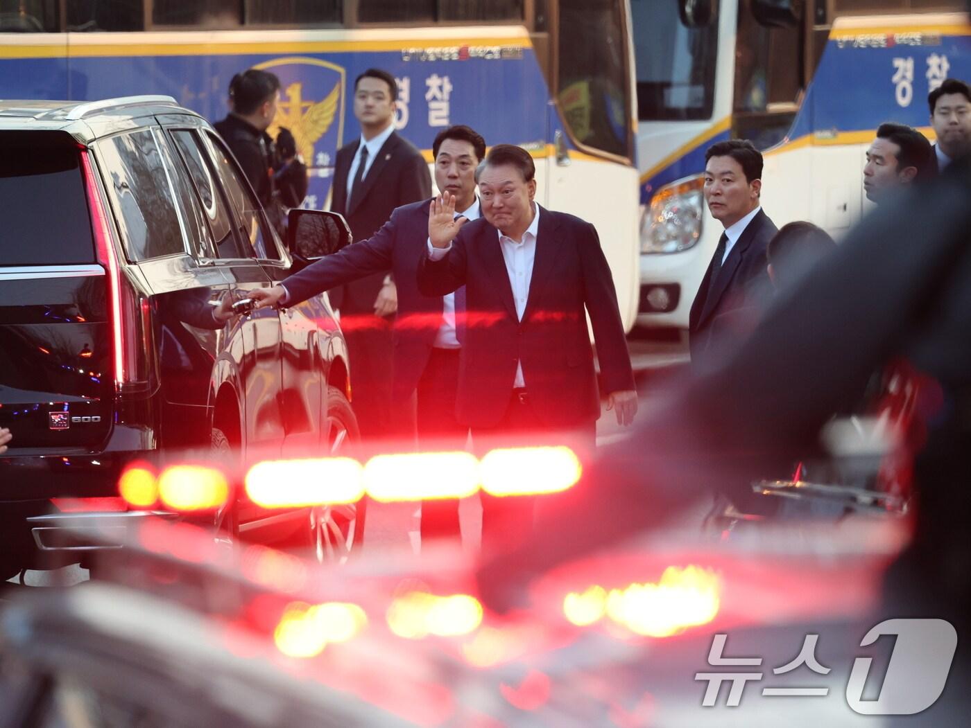 본문 이미지 - 윤석열 대통령이 경기 의왕시 서울구치소 앞에서 지지자들을 향해 인사하고 있다. 2025.3.8/뉴스1 ⓒ News1 오대일 기자