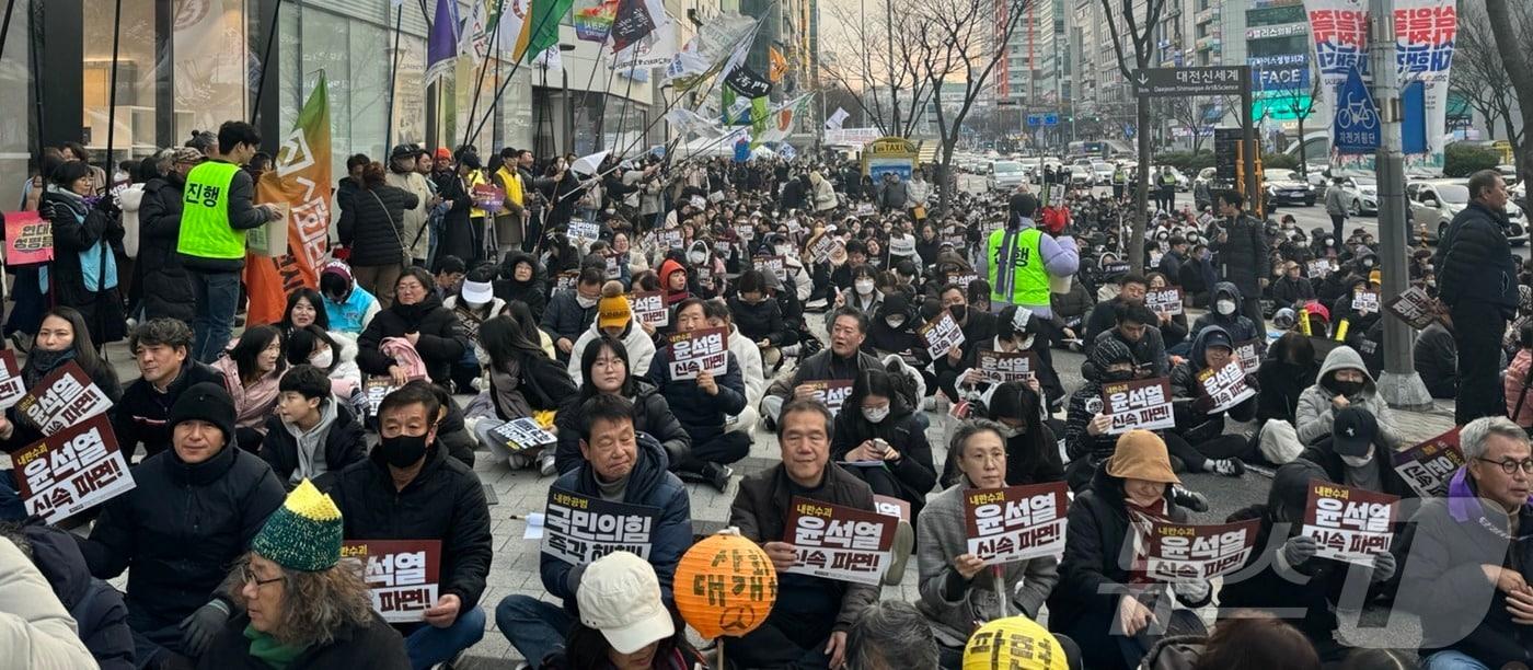 윤석열정권퇴진 대전운동본부는  8일 오후 5시 대전 서구 둔산로에서 28차 대전시민대회를 개최했다. 집회에 참가한 시민들이 '윤석열 신속 탄핵' 등 구호가 적힌 피켓을 들고 있다. 2025. 3. 8 /뉴스1 ⓒ News1 양상인 기자 