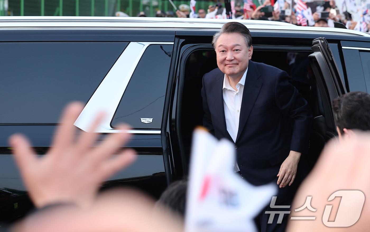 법원의 구속취소 청구 인용으로 석방된 윤석열 대통령이 8일 오후 서울 용산구 한남동 대통령 관저 앞 지지자들에게 인사하기 위해 하차하고 있다. 2025.3.8/뉴스1 ⓒ News1 김성진 기자