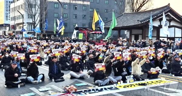 본문 이미지 - 8일 오후 전북 전주시 객사 앞에서 &#39;윤석열 탄핵 촉구 전북도민대회&#39; 참가자들이 구호를 외치고 있다. 2025.3.8/뉴스1 ⓒ News1 강교현 기자