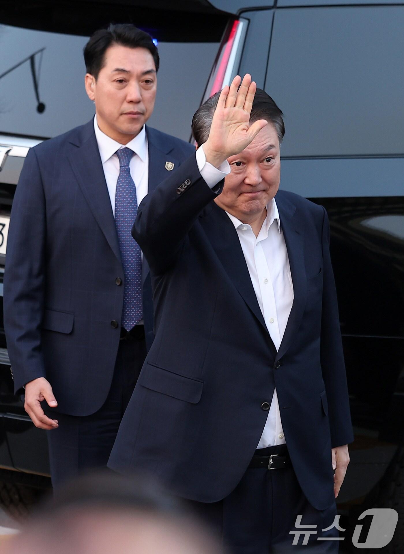 본문 이미지 - 법원의 구속취소 청구 인용으로 석방된 윤석열 대통령이 8일 오후 서울 용산구 한남동 대통령 관저 앞 지지자들에게 인사하고 있다. 윤 대통령은 내란 우두머리 혐의로 지난 1월 26일 구속기소 된 지 41일 만, 1월 15일 체포된 후 52일 만에 자유의 몸이 됐다. 2025.3.8/뉴스1 ⓒ News1 김성진 기자