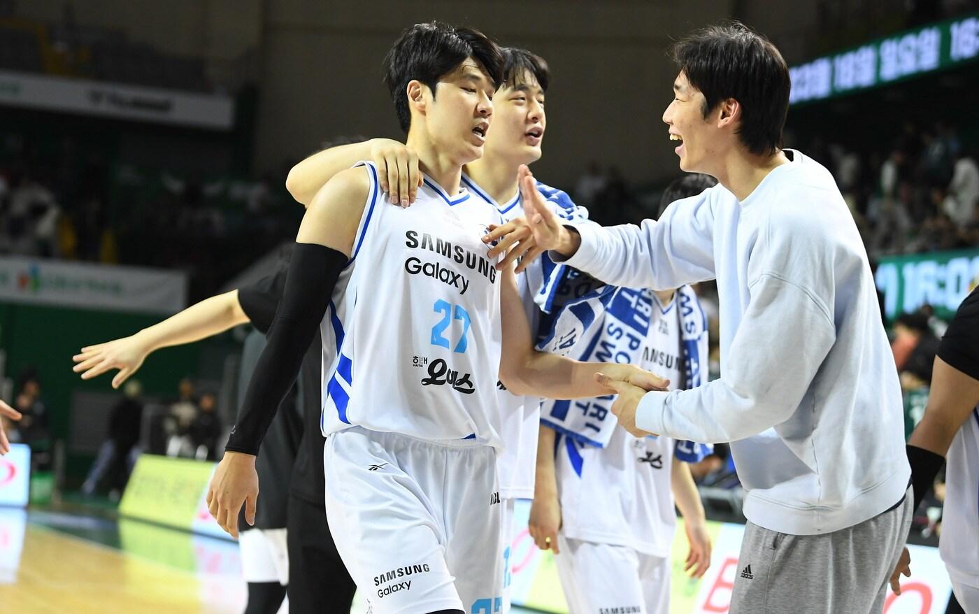 본문 이미지 - 서울 삼성이 8일 열린 2024-25 KCC 프로농구 정규리그 원정 경기에서 윤성원(27번)의 활약을 앞세워 원주 DB를 잡고 5연패에서 벗어났다. (KBL 제공)