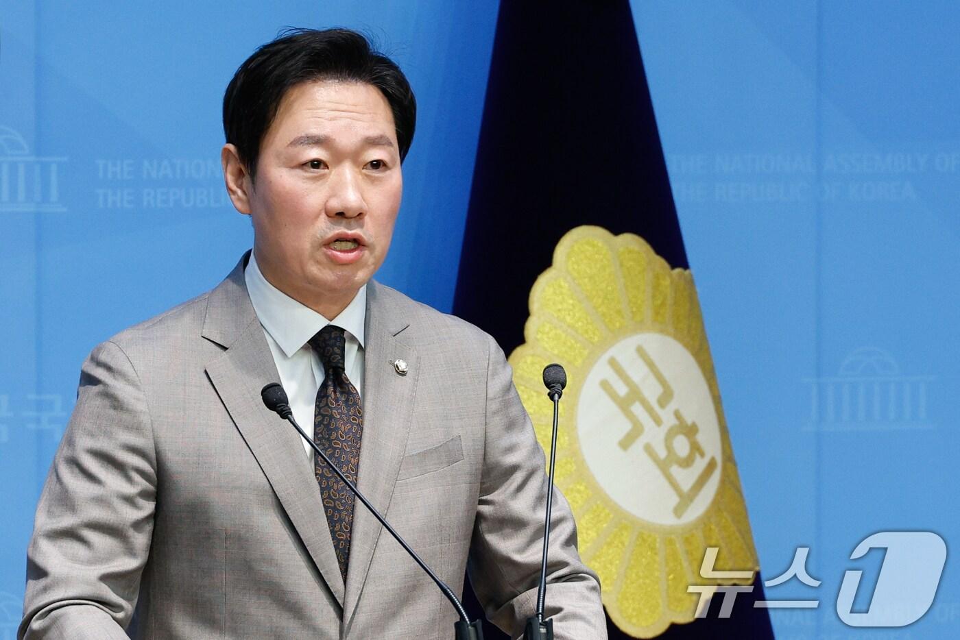 박수민 국민의힘 의원이 지난 3월 8일 오후 서울 여의도 국회 소통관에서 윤석열 대통령 석방 관련 브리핑을 하고 있다. 2025.3.8/뉴스1 ⓒ News1 안은나 기자