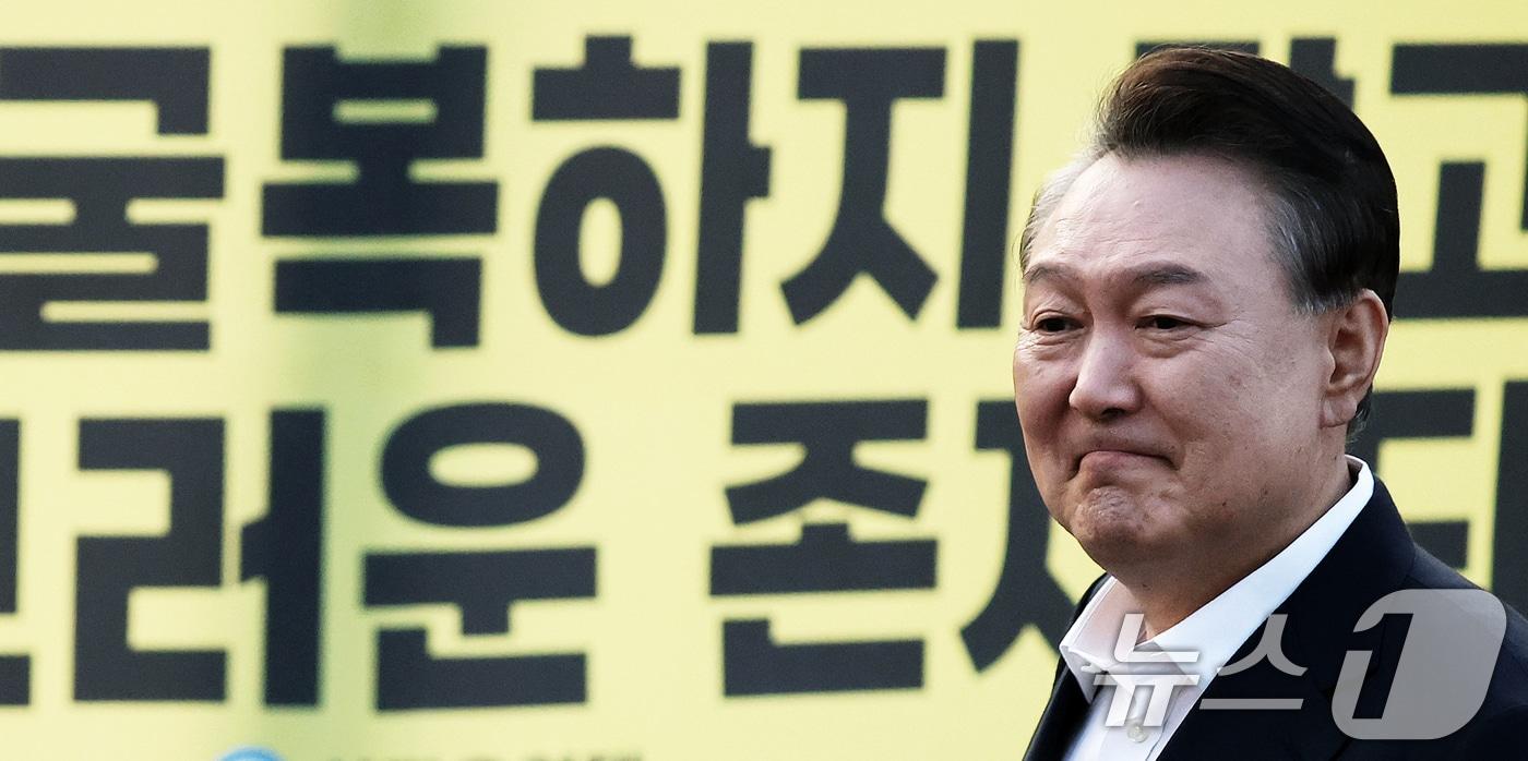 본문 이미지 - 법원의 구속취소 청구 인용으로 석방된 윤석열 대통령이 8일 오후 경기 의왕시 서울구치소에서 풀려나 지지자들에게 인사하고 있다.  2025.3.8/뉴스1 ⓒ News1 오대일 기자