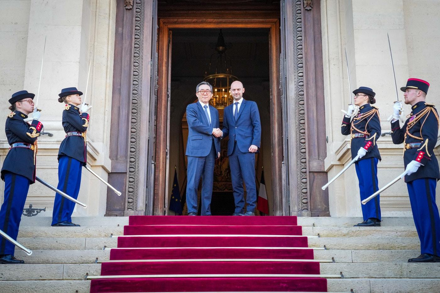 조태열 외교부 장관과 장 노엘 바로 프랑스 외교장관이 7일(현지시간) 프랑스 파리에서 한-프랑스 외교장관 전략대화를 계기로 기념촬영을 하고 있다.(외교부 제공)