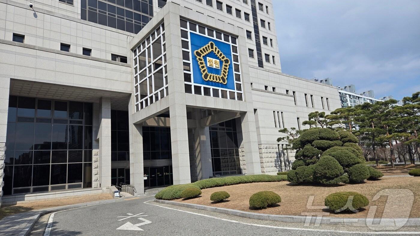 8일 대전 초등생 피살사건의 피의자 교사에 대한 구속 영장 실질 심사가 진행된 대전지방법원 정문. 2025.3.8 /뉴스1 ⓒ News1 허진실 기자