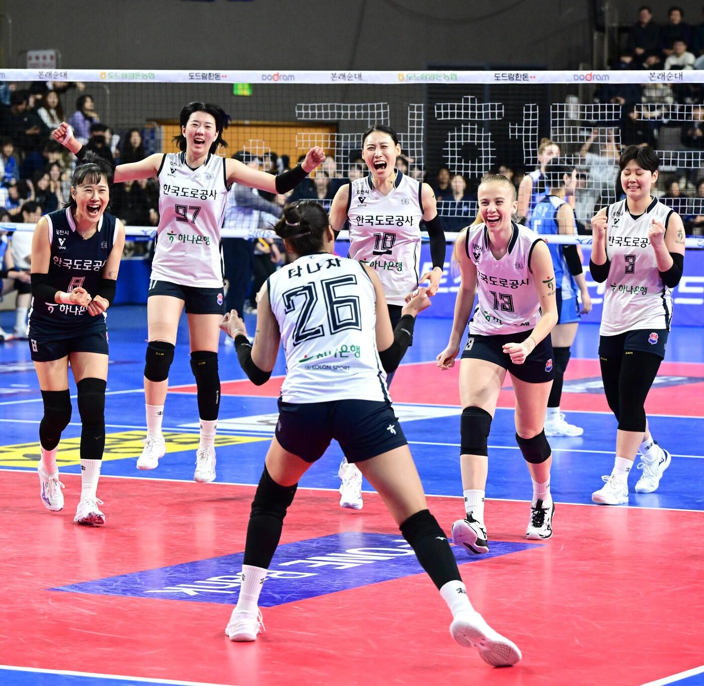 본문 이미지 - 득점 후 기뻐하는 한국도로공사(KOVO 제공) 