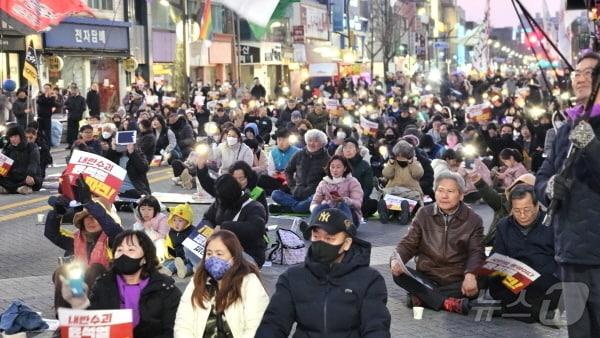 본문 이미지 - 탄핵심판 선고를 앞둔 3월의 두 번째 주말인 8일, 전북 전주시 객사거리가 다시 한 번 ‘윤석열 파면’을 외치는 시민들의 함성으로 가득 찼다. 2025.3.8/뉴스1 신준수 기자