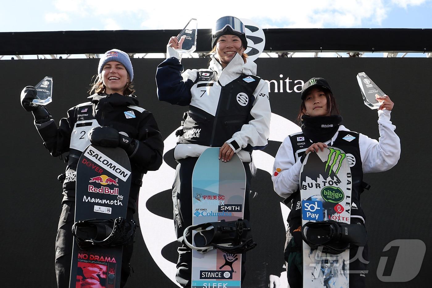 최가온&#40;오른쪽&#41;이 스노리그 1차 대회서 3위를 차지했다. ⓒ AFP=뉴스1