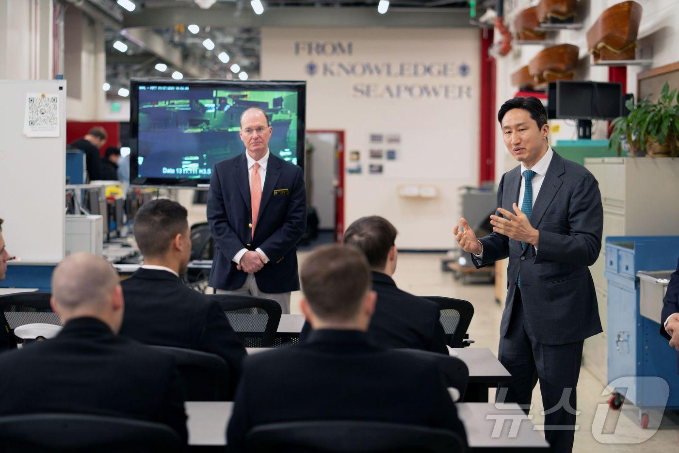 정기선 HD현대 수석부회장이 7일(현지 시간) 미국 해군사관학교를 방문해 생도들과 만남을 갖고, 미래 해양 분야의 발전 방향에 대해 의견을 교환했다(HD현대 제공) 2025.3.9/뉴스1