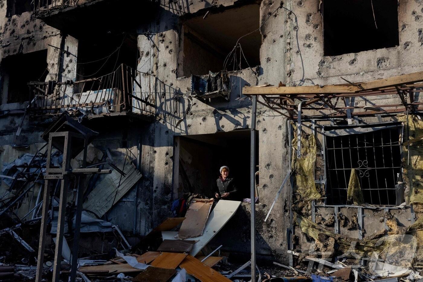 본문 이미지 - 8일(현지시간) 우크라이나 도네츠크주 도브로필리아에서 러시아 군의 공습을 받아 폐허가 된 주거 건물이 보인다. 2025.03.09 ⓒ AFP=뉴스1 ⓒ News1 우동명 기자