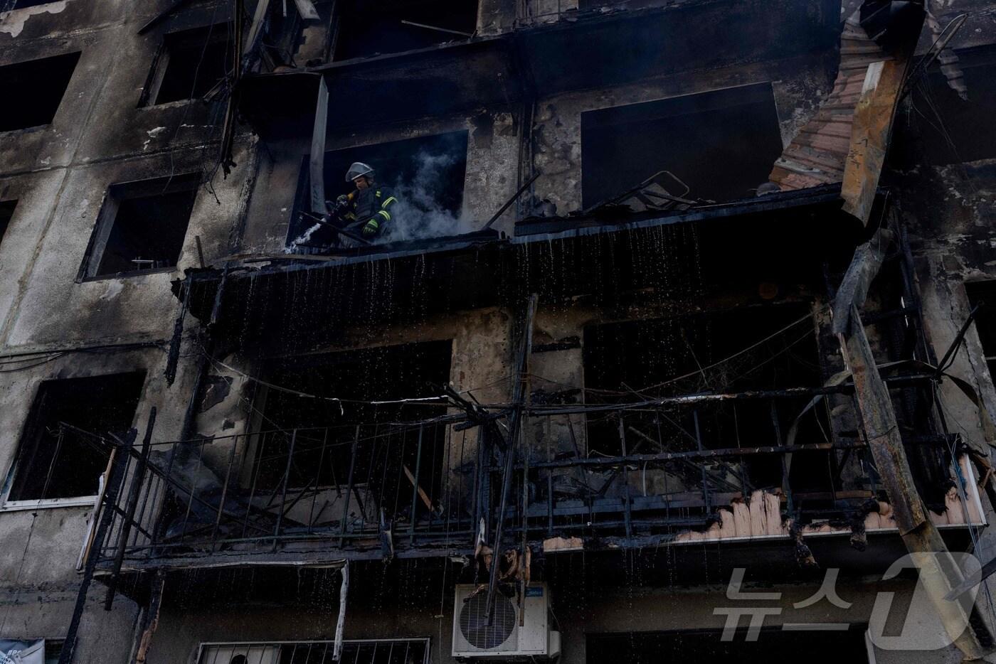 8일(현지시간) 우크라이나 도네츠크주 도브로필리아에서 러시아 군의 공습을 받아 불에 탄 주거 건물이 보인다. 2025.03.09 ⓒ AFP=뉴스1 ⓒ News1 우동명 기자