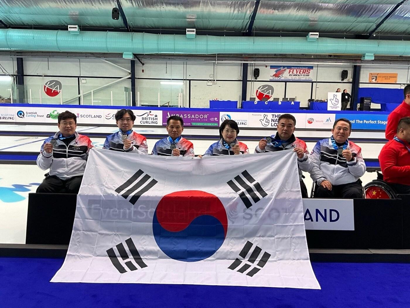 본문 이미지 - 한국 휠체어 컬링 대표팀이 2025 세계휠체어컬링선수권대회 혼성 단체전에서 은메달을 따냈다.(대한장애인체육회 제공)