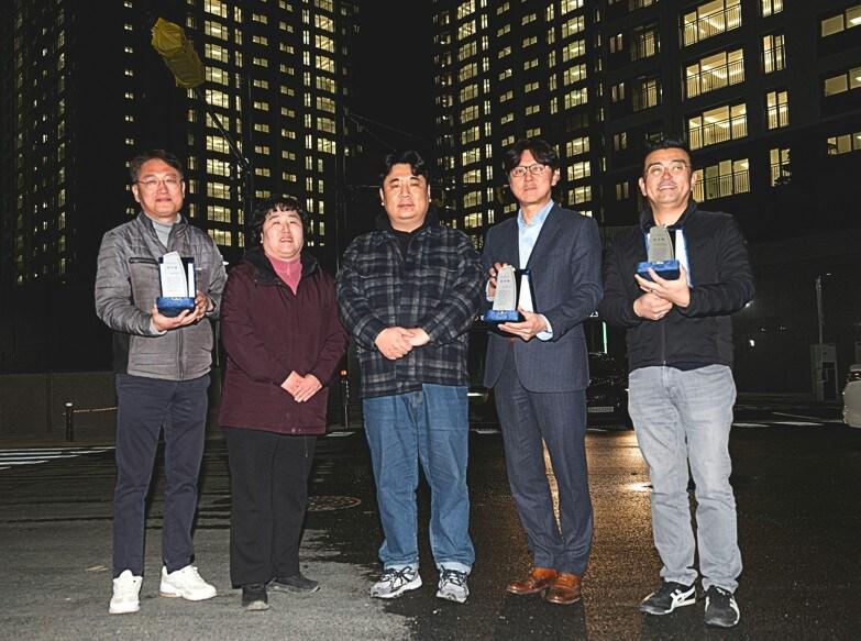 본문 이미지 - 경남기업 이기동 대표이사(오른쪽 2번째)가 지난 7일 경기도 양주시 ‘장흥역 경남아너스빌 북한산뷰’에서 진행된 입주 기념 점등식에서 김국지 입주예정자협의회장(가운데)을 비롯한 입주예정자들과 감사패를 들고 기념촬영을 하고 있다.(경남기업 제공)