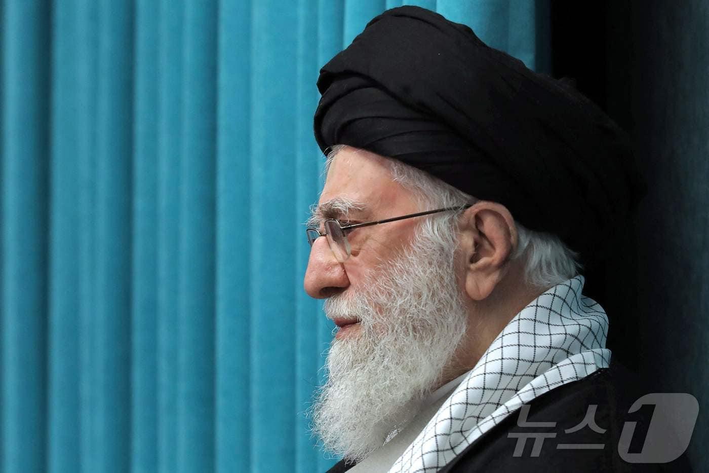 아야톨라 세예드 알리 하메네이 이란 최고지도자가 8일(현지시간) 테헤란에서 열린 고위 관리들과 회의에 참석해 “도널드 트럼프 미국 대통령의 핵 협상 제안의 진짜 목적은 협상이 아니라 지배와 강요은 ”라고 말하고 있다. 2025.03.09 ⓒ AFP=뉴스1 ⓒ News1 우동명 기자