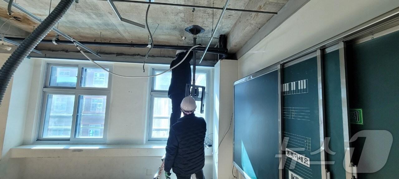 본문 이미지 - 석면 해제.제거 공사.(광주시교육청 제공. 재판매 및 DB금지) 2025.3.9/뉴스1