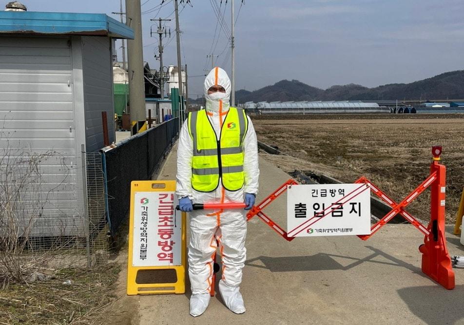 본문 이미지 - 충남 천안의 한 산란계 농장에서 AI가 발생해 출입이 통제되고 있다. &#40;천안시 제공. 재판매 및 DB금지&#41;/뉴스1