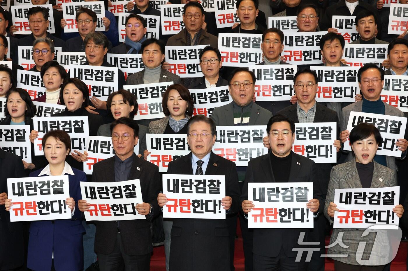 이재명 더불어민주당 대표와 박찬대 원내대표를 비롯한 의원들이 9일 오전 서울 여의도 국회에서 비상의원총회를 마치고 가진 규탄대회에서 윤석열 대통령의 구속 취소 후 즉시항고를 포기한 심우정 검찰총장의 사퇴를 촉구하고 있다. 2025.3.9/뉴스1 ⓒ News1 이광호 기자