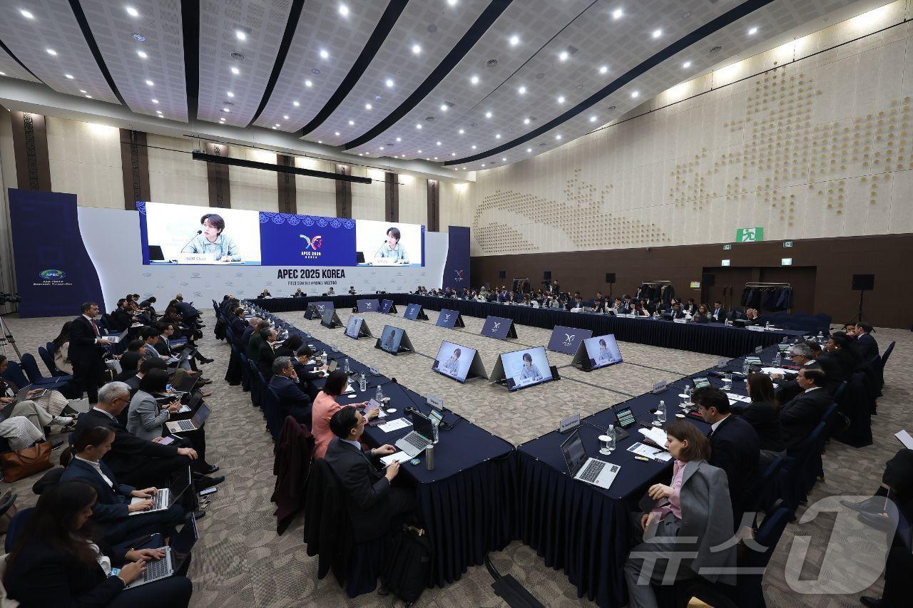 본문 이미지 - 정부는 경주에서 개최된 아시아태평양경제협력체(APEC) 제1차 고위관리회의(SOM1) 및 산하회의에서 금년도 APEC 의장국으로서 추진할 올해 핵심성과로 “AI 협력” 및 “인구구조 변화 대응”을 제시했다고 9일 밝혔다. 사진은 회의를 주재하는 윤성미 APEC SOM 의장. (외교부 제공. 재판매 및 DB 금지) 2025.3.9/뉴스1