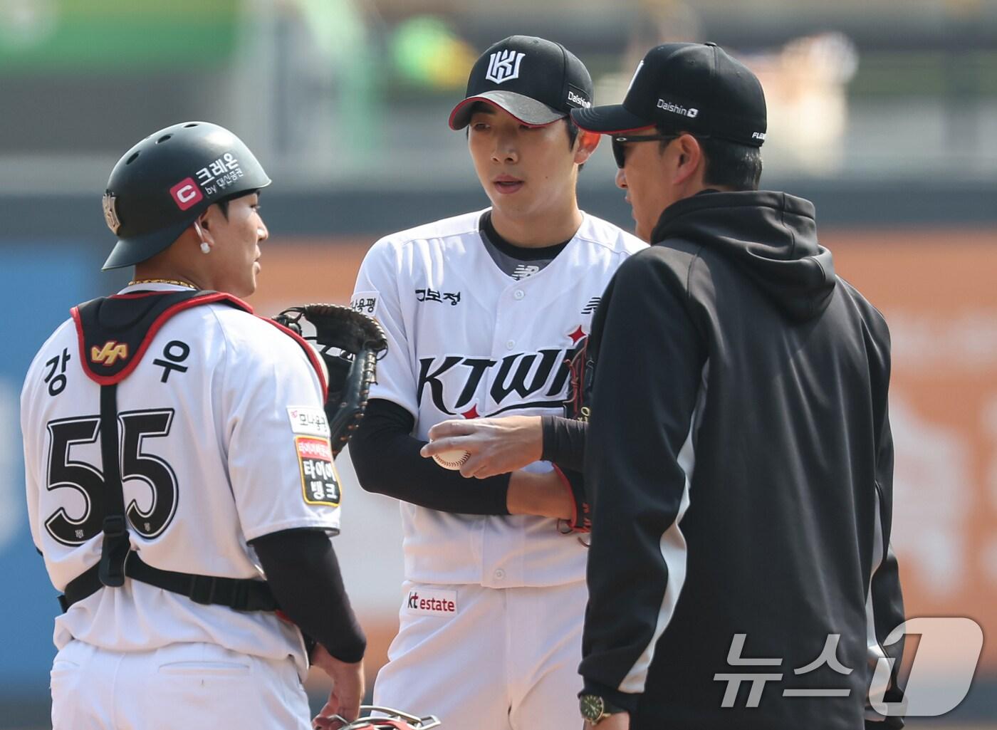 본문 이미지 - 9일 오후 경기 수원 KT위즈파크에서 열린 '2025 신한 SOL뱅크 KBO 리그 시범경기' KT 위즈와 LG 트윈스의 경기에서 KT 선발투수 오원석이 1회초 실점 후 포수 강현우와 대화를 나누고 있다. 2025.3.9/뉴스1 ⓒ News1 김도우 기자