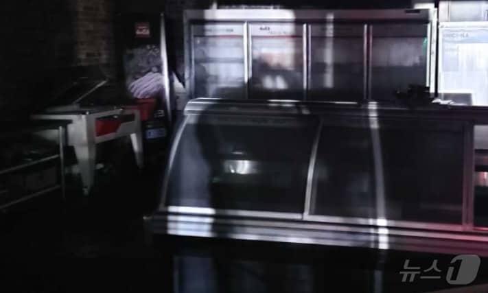 본문 이미지 - 9일 오전 2시 12분쯤 강원 속초시 조양동 소재 3층 규모의 건물 1층 축산물 사업장에서 불이 나 소방 추산 7000만 원이 넘는 피해가 발생했다. (강원특별자치도소방본부 제공. 재판매 및 DB금지) 2025.3.9/뉴스1