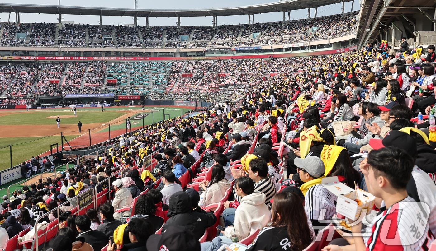 본문 이미지 - 지난해 프로야구 시범경기를 찾은 야구팬들. 2025.3.9/뉴스1 ⓒ News1 김도우 기자
