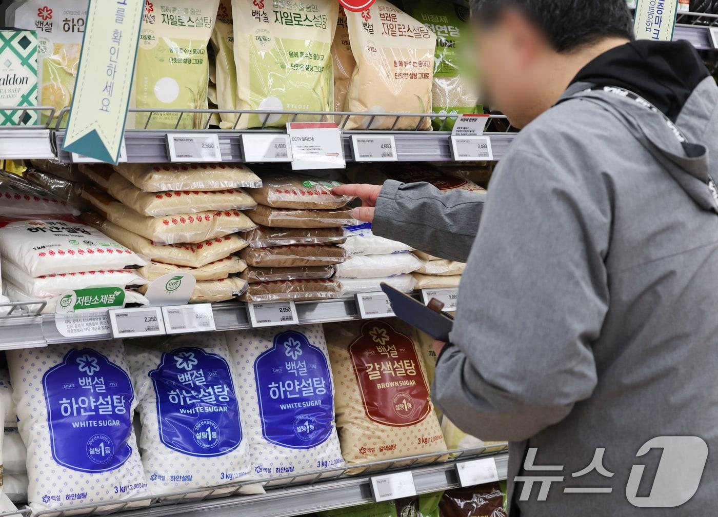 본문 이미지 - 9일 서울 도심의 한 대형마트에 설탕이 진열되어 있다. 2025.3.9/뉴스1 ⓒ News1 허경 기자