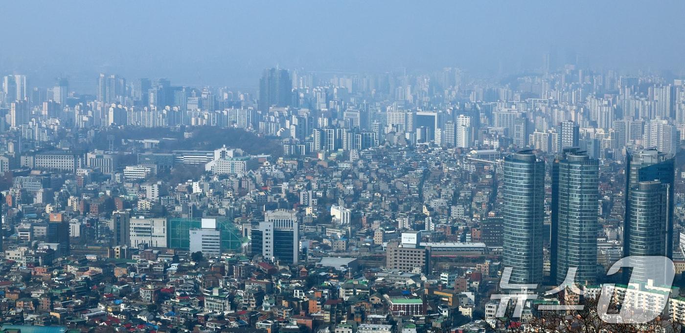 토지거래허가구역 해제에 따른 영향으로 서울 강남3구(강남·서초·송파)에서 시작한 부동산 온기가 마·용·성(마포·용산·성동)으로 확산하고 있다. 기준금리 인하와 맞물려 대출 이자 부담이 줄어들면서 인기 주거지를 중심으로 상승 거래가 증가한 것이다. 강남 3구에 집중됐던 매수세는 마포구(0.09→0.11%)와 용산구(0.08→0.10%)로 확산하는 양상이다. 사진은 서울 남산에서 바라본 용산구·마포구 일대 모습. 2025.3.9/뉴스1 ⓒ News1 허경 기자